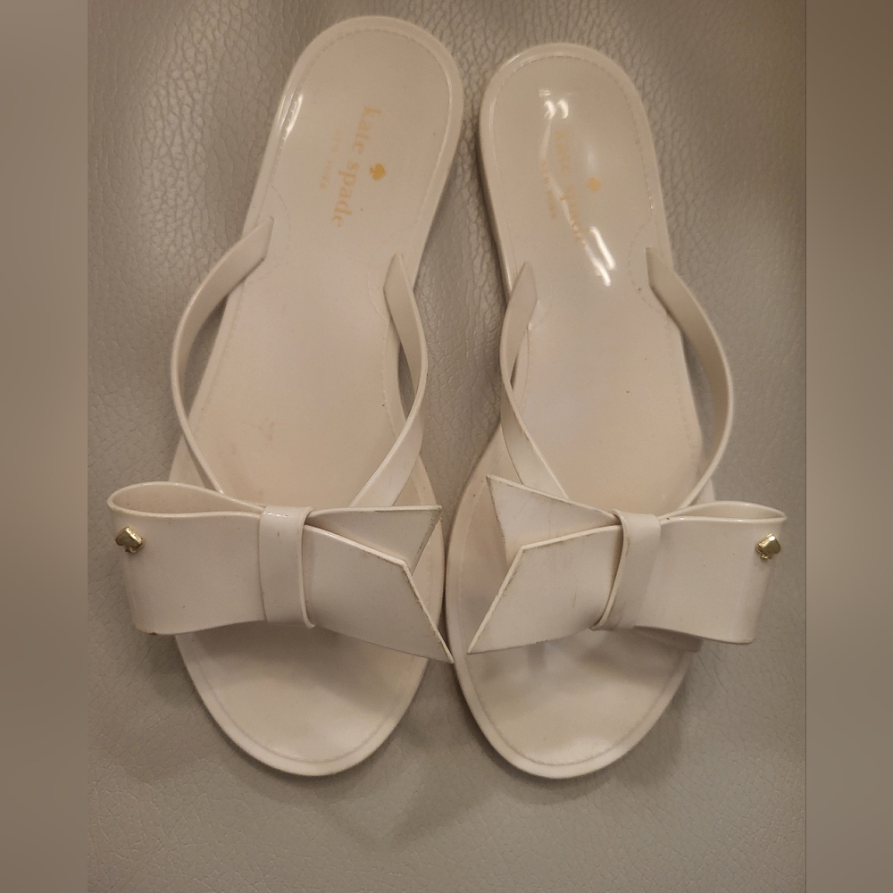 Kate Spade ladies sandals size 6 but can easily fit upto size 7